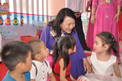 Thứ trưởng Nguyễn Thị Nghĩa thăm điểm sáng mầm non tỉnh Kon Tum