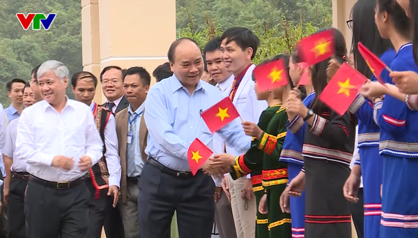 Thủ tướng Nguyễn Xuân Phúc dự lễ khai giảng năm học mới tại Kon Tum