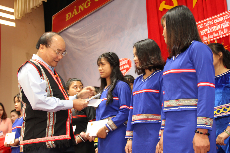 Thủ tướng tặng 500 bộ SGK trong ngày khai giảng ở Kon Tum