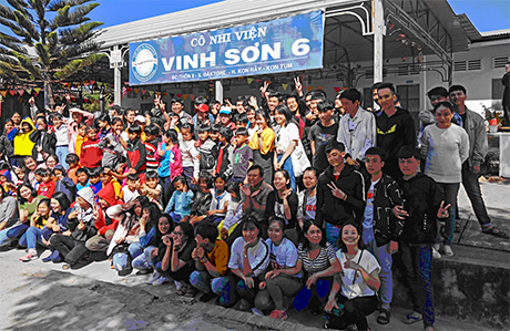 Ngày 20/1, Trường THPT Duy Tân (thành phố Kon Tum) tổ chức thăm, tặng quà cho trẻ em có hoàn cảnh khó khăn, các hộ nghèo, cận nghèo nhân dịp Tết Nguyên đán Kỷ Hợi 2019.
