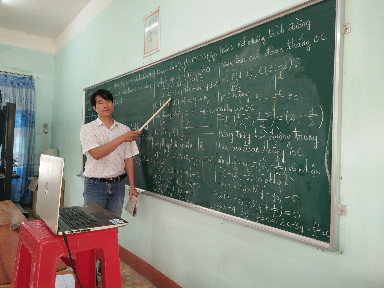 GV trường THPT Duy Tân (Kon Tum) dạy trực tuyến. 