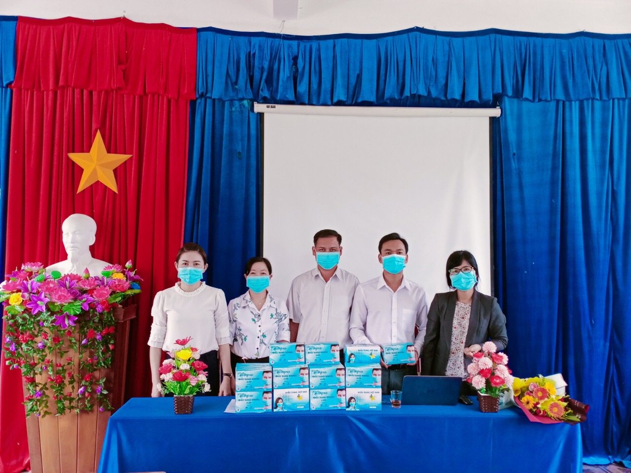Sở Giáo dục và Đào tạo cùng với Công đoàn ngành Giáo dục tỉnh Kon Tum tặng 1000 khẩu trang y tế cho các học sinh thi Tốt nghiệp THPT năm 2020 tại huyện Đăk Glei