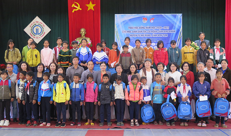 Trao học bổng Vừa A Dính cho học sinh có hoàn cảnh khó khăn tại Kon Tum -0