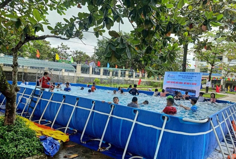 Trẻ thích thú khi được dạy bơi miễn phí.