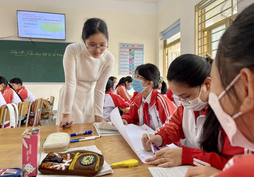 “Cô giáo” Phạm Hà Anh tự tin với tiết dạy môn Ngữ văn.