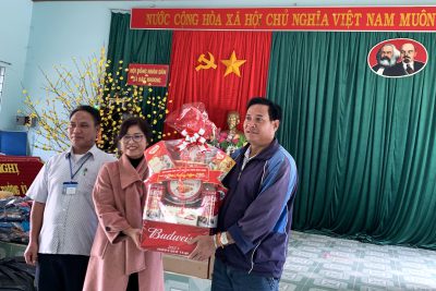 Lãnh đạo Sở Giáo dục và Đào tạo và Công đoàn Ngành Giáo dục thăm, chúc Tết các đơn vị trên địa bàn xã Đăk Nhoong, huyện Đăk Glei