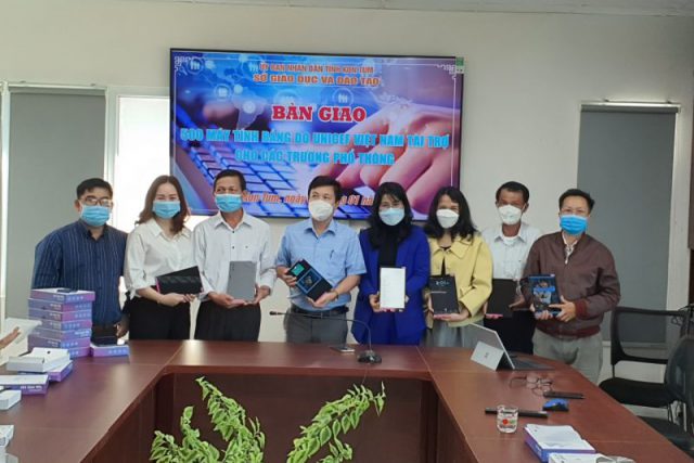 Bàn giao 500 máy tính bảng cho các trường phổ thông từ chương trình ” Sóng và máy tính cho em” do UNICEF Việt Nam tài trợ