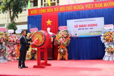 Đồng chí Bí thư Tỉnh ủy Dương Văn Trang dự Lễ khai giảng năm học mới tại Trường PT DTNT huyện Kon Rẫy