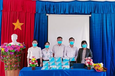 Sở Giáo dục và Đào tạo cùng với Công đoàn ngành Giáo dục tỉnh Kon Tum tặng 1000 khẩu trang y tế cho các học sinh thi Tốt nghiệp THPT năm 2020 tại huyện Đăk Glei