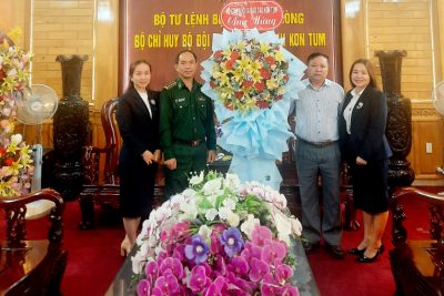 Sở Giáo dục và Đào tạo tặng hoa chúc mừng Bộ Chỉ huy Bộ đội Biên phòng tỉnh nhân ngày truyền thống Bộ đội Biên phòng