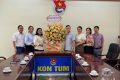 Sở Giáo dục và Đào tạo tặng hoa chúc mừng Tỉnh Đoàn Kon Tum nhân dịp kỷ niệm 92 năm Ngày thành lập Đoàn TNCS Hồ Chí Minh