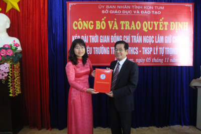 Giám đốc Sở Giáo dục và Đào tạo tỉnh Kon Tum tham dự buổi công bố quyết định kéo dài thời gian giữ chức vụ Hiệu trưởng Trường THCS-THSP Lý Tự Trọng đối với thầy Trần Ngọc Lâm