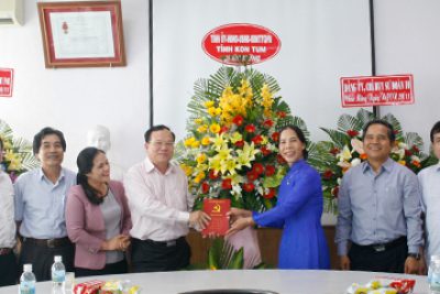Thường trực Tỉnh ủy, HĐND, UBND, UBMTTQVN tỉnh thăm, chúc mừng các cơ sở giáo dục nhân kỷ niệm ngày Nhà giáo Việt Nam