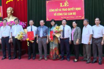 UBND tỉnh Kon Tum trao quyết định về công tác cán bộ