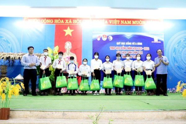 Lễ trao học bổng Vừ A Dính tại tỉnh Kon Tum,  năm học 2021-2022