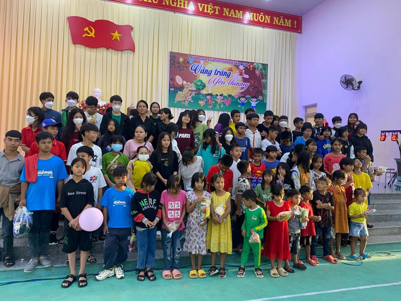 Trường THCS và THPT Liên Việt Kon Tum đón bạn đến nhà’ để sẻ chia với những hoàn cảnh bất hạnh