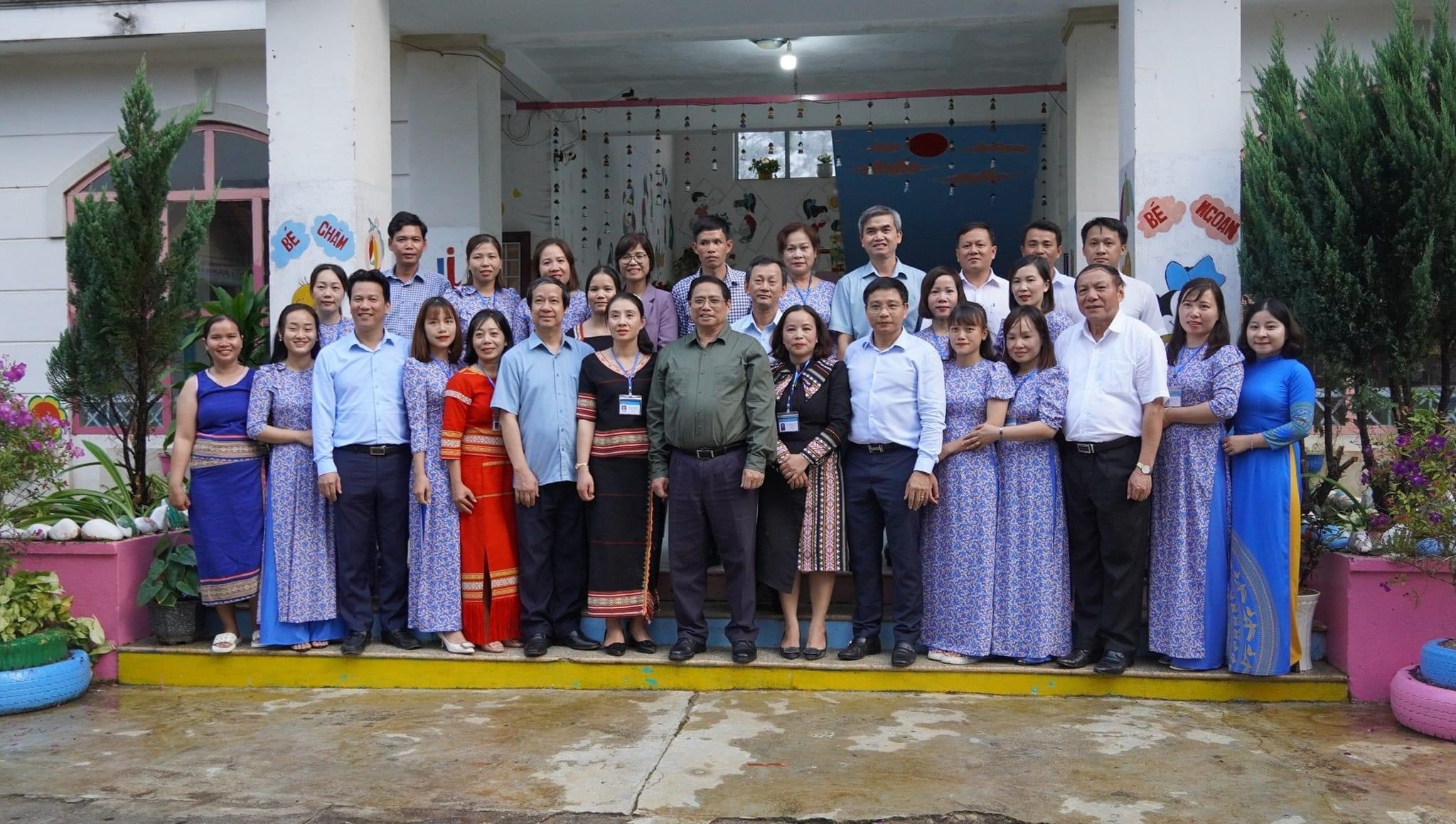 Thủ tướng Phạm Minh Chính thăm một số trường học trên địa bàn tỉnh Kon Tum trước thềm năm học mới 2023 -2024