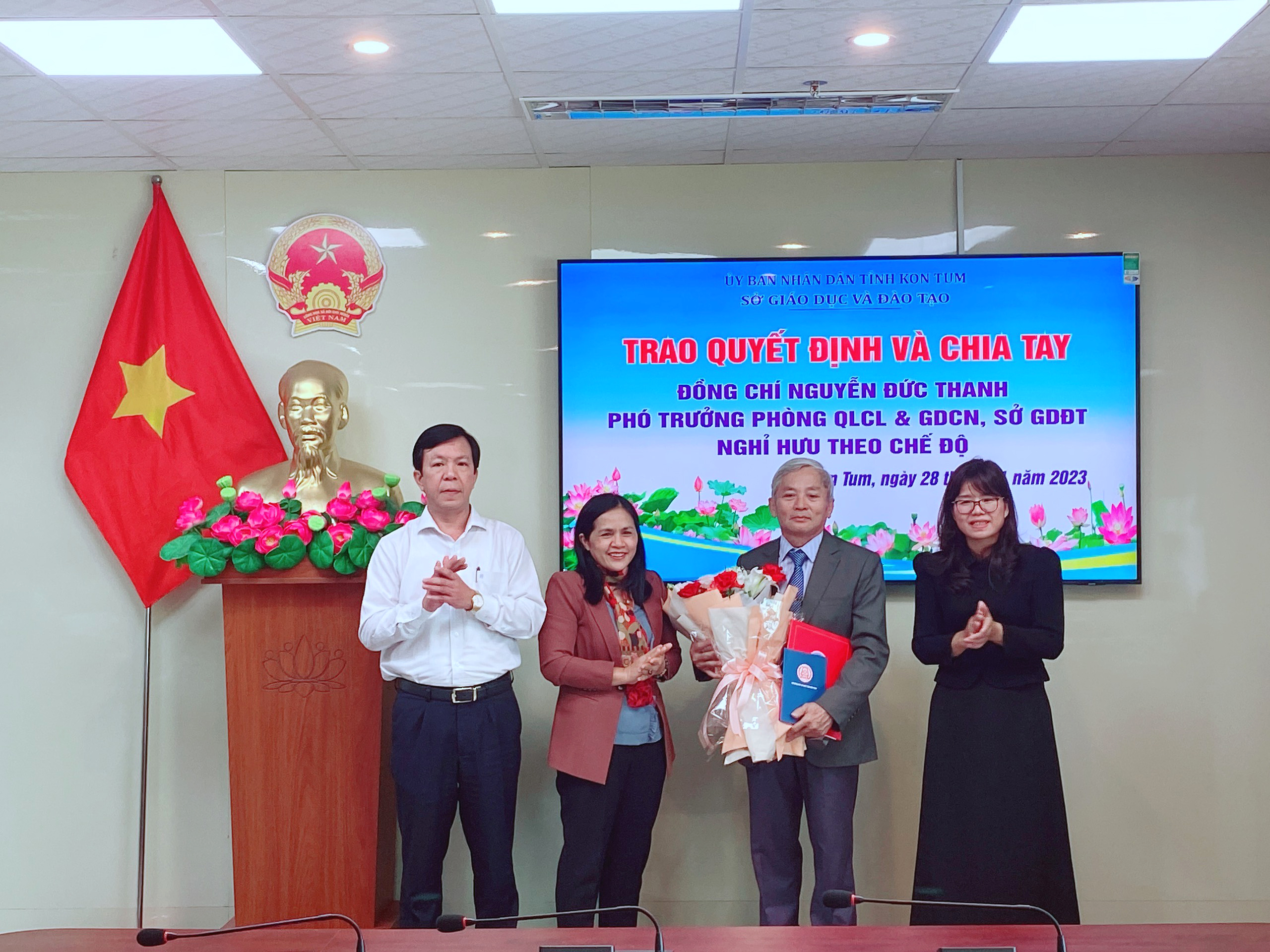 Trao Quyết định nghỉ hưu đối với đồng chí Nguyễn Đức Thanh, Phó Trưởng phòng Quản lý chất lượng và Giáo dục chuyên nghiệp