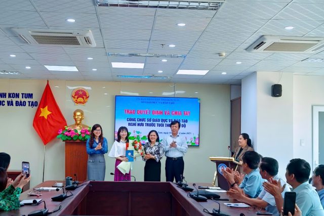 Trao Quyết định và chia tay cán bộ, công chức Sở Giáo dục và Đào tạo nghỉ hưu trước tuổi theo chế độ
