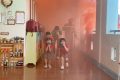 Các bé trường Mầm non Thực hành Sư phạm Kon Tum thực hành kỹ năng đảm bảo an toàn – phòng cháy chữa cháy