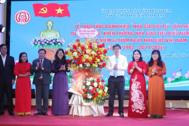 Lễ trao tặng danh hiệu “Nhà giáo ưu tú”, tuyên dương điển hình tiên tiến năm 2024 và Kỷ niệm 42 năm Ngày Nhà giáo Việt Nam