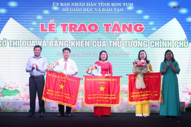 Tuyên dương, khen thưởng học sinh giỏi, giáo viên tiêu biểu tỉnh Kon Tum năm học 2024- 2025